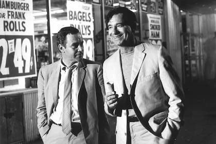 Walter Matthau, a la derecha, y Jack Lemmon pasean por Broadway de Nueva York durante el rodaje de "Extraña pareja"