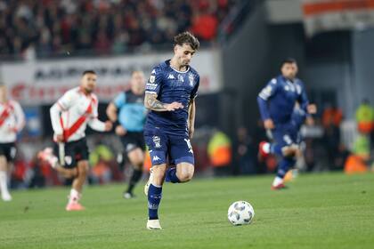 Walter Mazzantti, una de las figuras del Huracán líder, en el partido ante River, en el Monumental
