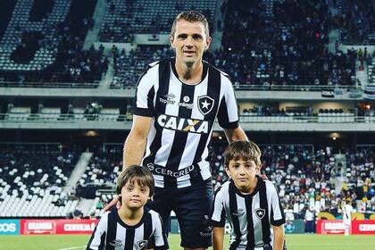 Walter Montillo con Santino y Valentín, sus hijos varones, en Botafogo; en ese club estuvo un semestre y luego anunció su retiro (2017).