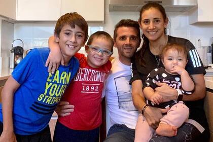 Walter Montillo en familia, con Valentín (12 años), Santino (10), Melina y Emma (1).