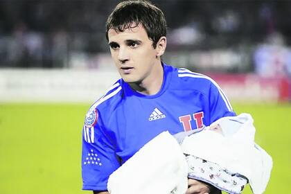 Walter Montillo entra con su hijo Santino al campo de juego por primera vez, con la camiseta de la Universidad de Chile (2010).