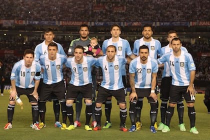 Walter Montillo, entre Messi y Gonzalo Higuaín, en uno de los seis partidos que jugó en la selección mayor.