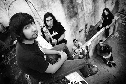 Walter "Mosca" Velázquez, Alejandro "Papa" Ainadjian, Pablo "Blinsky" Coll Velmondo, Gabriel Lugano y Marcelo Ares (desde la izquierda), la formación de 1999