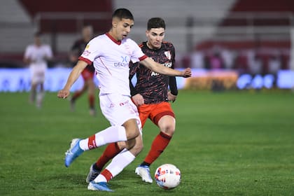 Walter Pérez, en acción frente a Julián Álvarez, en un cotejo entre Huracán y River