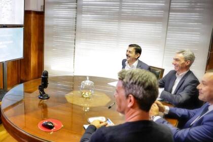 Walter Saieg (izquierda, arriba), Mario Meoni y Gabriel Bermúdez (derecha), durante un anuncio por videoconferencia para Córdoba