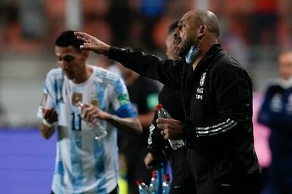 Walter Samuel, que ocupó el lugar de Scaloni ante Chile, da una indicación cerca de Di María, figura en esta doble jornada