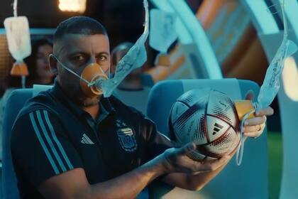 Walter Samuel trata muy bien a la pelota: después de abrocharle el cinturón de seguridad, le aplica la máscara de oxígeno.
