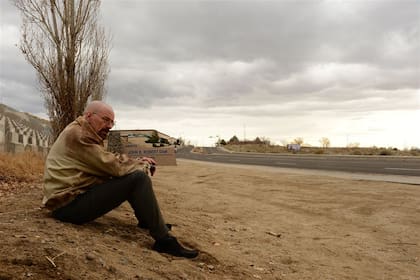 Walter White (Bryan Cranston), a la vera del camino del desértico Nuevo México