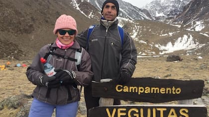 Walter y Silvina caminando en la naturaleza, una de sus pasiones