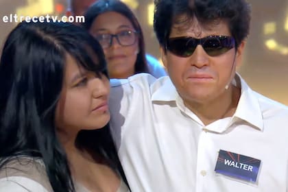 Walter y su hija Katia, luego de ganar el millón de pesos en Los 8 escalones (Foto: Captura de TV)