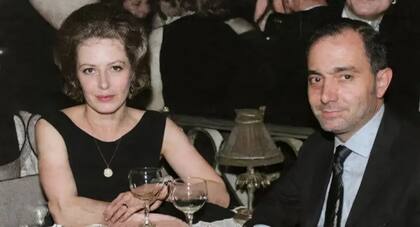 Waltraud (aquí con Gammal en una foto de 1964 coloreada con IA) se enteró de que su esposo había sido un espía cuando le entregaron sus memorias después de su muerte