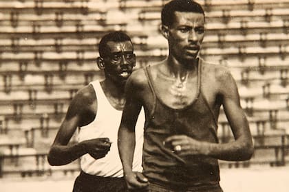 Wami Biratu (detrás de Bikila): el atleta etíope que quedó en el olvido