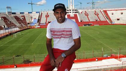 Wanchope Abila podría jugar seis meses en Huracán