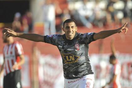 Ábila, el goleador que buscan todos