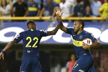 Wanchope Ábila festeja con Villa el empate parcial para Boca