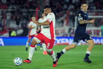 Wanchope jugó al solitario, lejos de todos