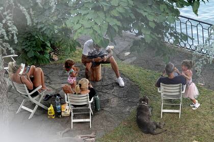 En una ronda de mate frente al Lago de Como, la pareja disfruta de la compañía de la mamá de Wanda, Nora