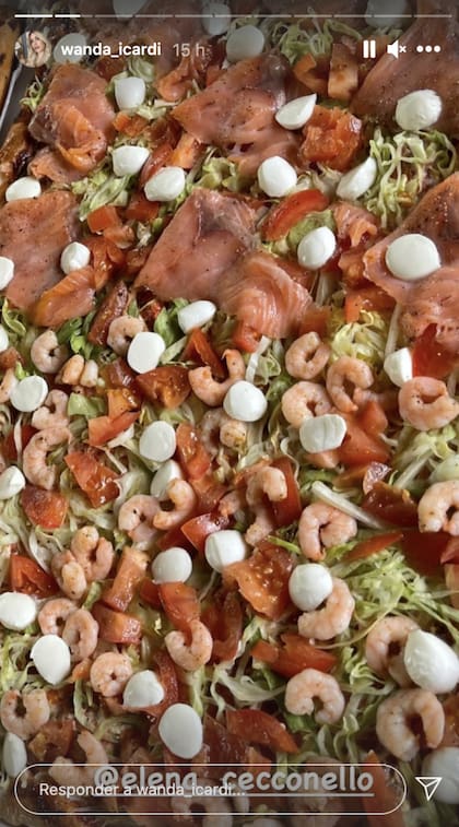 Wanda Nara se mostró posando junto al menú de la familia en su casa de campo italiana: una enorme pizza rectangular con jamón crudo, boconccinos y frutos de mar