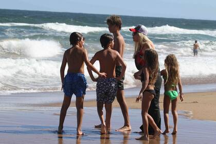 Wanda advirtiéndole a sus hijos mayores que se cuiden de las peligrosas olas del mar