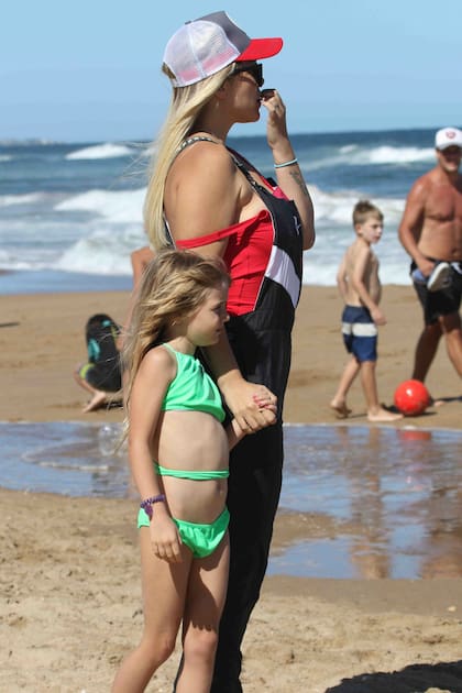 Wanda con gesto preocupado buscando a los varones del clan que se encontraban en el mar