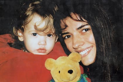 Wanda de niña junto a su madre, María, quien murió el 10 de
diciembre de 2024 de cáncer de mama. “Todos los días la siento conmigo”, dice