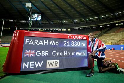 Mo Farah volvió a las carreras de pista y, ayudado por liebres e indicaciones en el camino, quebró la marca mundial de distancia recorrida en una hora, en Bruselas.
