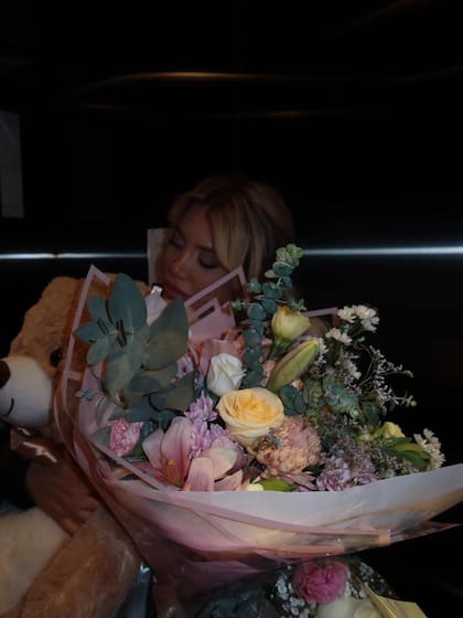 Wanda feliz con el oso de peluche y las flores que le envió Migueles (Foto: Instagram @wanda_nara)