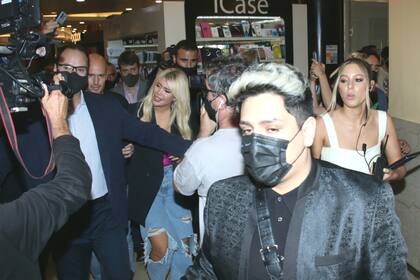 Wanda generó un tumulto al llegar al shopping en el que realizó una conferencia de prensa