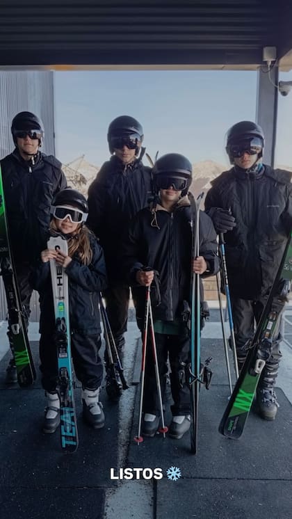 Wanda llevó a sus cinco hijos a esquiar a Villa La Angostura: Valentino, Constantino, Benedicto, Francesca e Isabella
