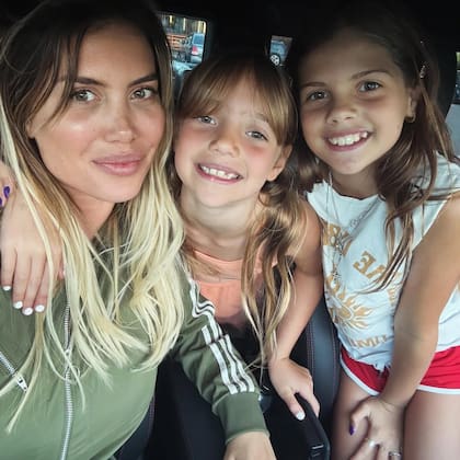 Wanda Nara con sus hijas Isabella y Francesca en su auto (Foto: Instagram @wanda_nara)