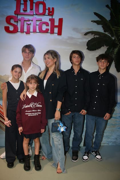 Wanda Nara eligió un look casual para el evento al que le sumó un llavero de Stitch colgado de su cartera. La mediática disfrutó de una noche de cine con Valentino, Constantino, Benedicto, Francesca e Isabella