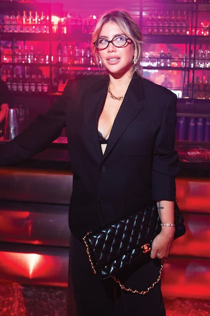 Wanda Nara eligió
un traje de saco y
pantalón, al que le
sumó una cartera
de cuero Chanel
