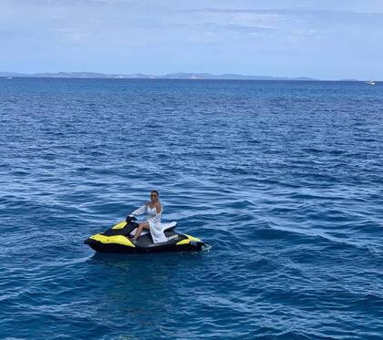 Wanda Nara en una moto de agua, durante sus vacaciones. 
