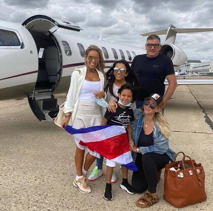 Wanda Nara en viaje de París a Portugal con su suegro Juan Icardi y la familia de Keylor Navas. 