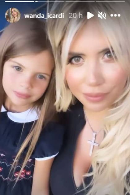 Wanda Nara estuvo en una platea del Parque de los Príncipes, junto a sus hijos y  una amiga, según lo que ella misma testimonió en Instagram