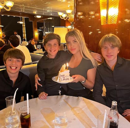 Wanda Nara festeja el cumpleaños de Constantino en Qatar