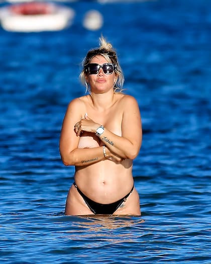 Wanda Nara hizo topless durante sus vacaciones en Ibiza