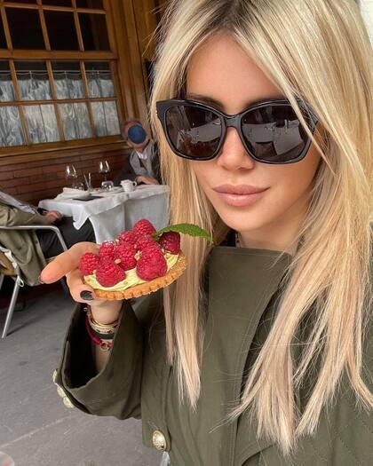 Wanda Nara intentó cubrirle el rostro a su vecino de mesa, pero esto lejos de desviar la atención se convirtió en el centro de la escena