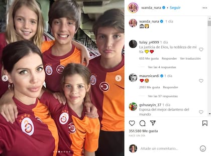 Wanda Nara junto a sus hijos en el partido del Galatasaray