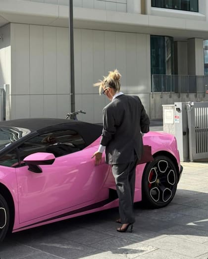 Wanda Nara llegando a su divorcio en Italia con un Lamborghini Huracan Spyder rosa