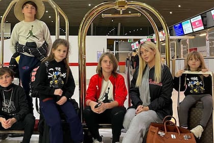 Wanda Nara llegó a Argentina junto a sus cinco hijos.