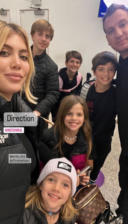 Wanda Nara, Maxi López y los cinco hijos de la modelo, en un encuentro del año 2022