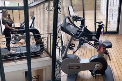 Wanda Nara mostró el gimnasio que se armó en su casa de París y reveló cuál es su aparato favorito.