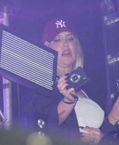 Wanda Nara no se perdió un instante del show e inmortalizó algunas imágenes con su cámara de fotos