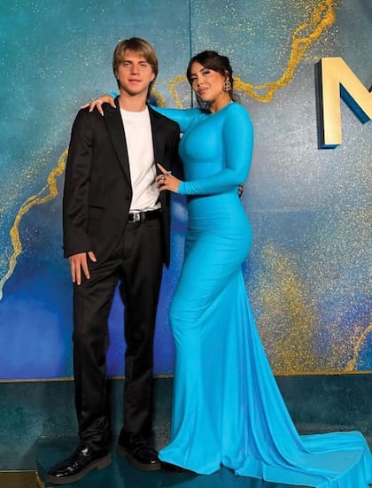 Wanda Nara, nominada por su conducción en Masterchef, llevó un vestido largo de espalda descubierta de Balenciaga, mientras que Valentino López optó por un traje de Rochas.