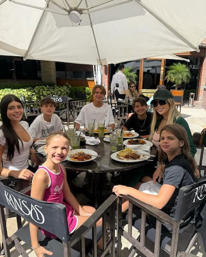 Wanda Nara pasó el fin de semana con sus cinco hijos, Valentino, Benedicto, Constantino, Francesca, Isabella y Carola, la novia de su primogénito (Foto: Instagram @wanda_nara)
