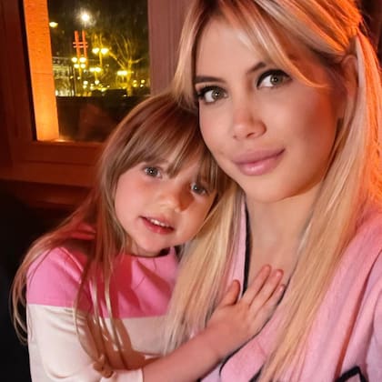 Wanda Nara posando con Isabella, la menor de la familia