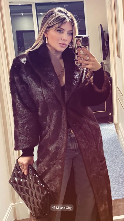 Wanda Nara posó con ropa de alta costura europea frente al espejo, en medio de su viaje por Milán con L-Gante