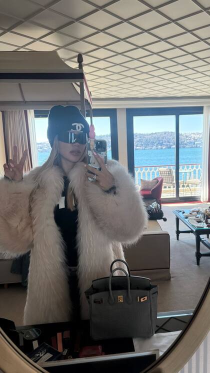 Wanda Nara posó con un look invernal previo a la publicidad que realizó sobre un rooftop en Estambul