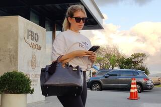 Wanda llegó con sus hijos a Punta del Este y Tinelli acompañó su cabello platinado con un look canchero